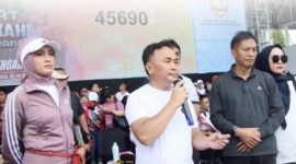 FOTO: Gubernur Kalimantan Tengah H. Sugianto Sabran saat memberikan sambutan pada masyarakat di Stadion Tiara Batara Muara Teweh. (IST)
