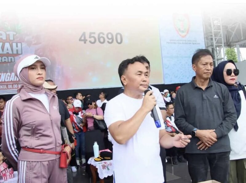 FOTO: Gubernur Kalimantan Tengah H. Sugianto Sabran saat memberikan sambutan pada masyarakat di Stadion Tiara Batara Muara Teweh. (IST)
