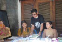 FOTO : Kepala Diskominfosantik Provinsi Kalteng Agus Siswadi saat melihat secara langsung hasil karya binaan KIM Gatra Wirausaha di Kelurahan Kepundung, Kecamatan Denpasar Timur, Bali. (IST)