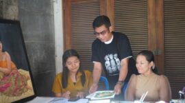 FOTO : Kepala Diskominfosantik Provinsi Kalteng Agus Siswadi saat melihat secara langsung hasil karya binaan KIM Gatra Wirausaha di Kelurahan Kepundung, Kecamatan Denpasar Timur, Bali. (IST)
