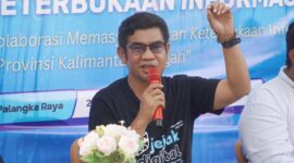 FOTO: Bersama narasumber Wakil Ketua Komisi Informasi Prov Kalteng Linggarjati, Pranata Humas Ahli Pertama Dislutkan Prov Kalteng Kristina, serta komunitas yang ada di Kota Palangka Raya. (IST)