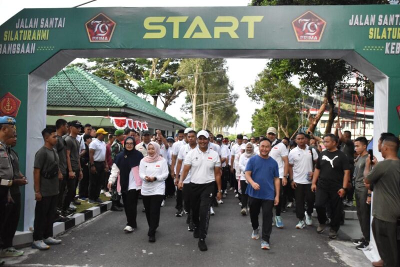 FOTO: Gubernur Kalimantan Tengah bersama Pangdam XII/Tpr Iwan Setiawan, unsur Forkopimda dan masyarakat ikuti jalan sehat. (IST)