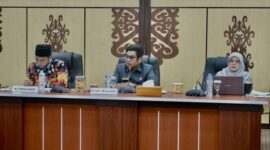 FOTO: Kepala Diskominfosantik Provinsi Kalteng Agus Siswadi saat menghadiri tahapan Presentasi kegiatan monitoring dan evaluasi jeterbukaan informasi publik Provinsi Kalteng Tahun 2024. (IST)