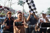MELEPAS : Gubernur Provinsi Kalteng H.Sugianto Sabran kibarkan bendera start melepas peserta Fun Walk Berkah. (IST)