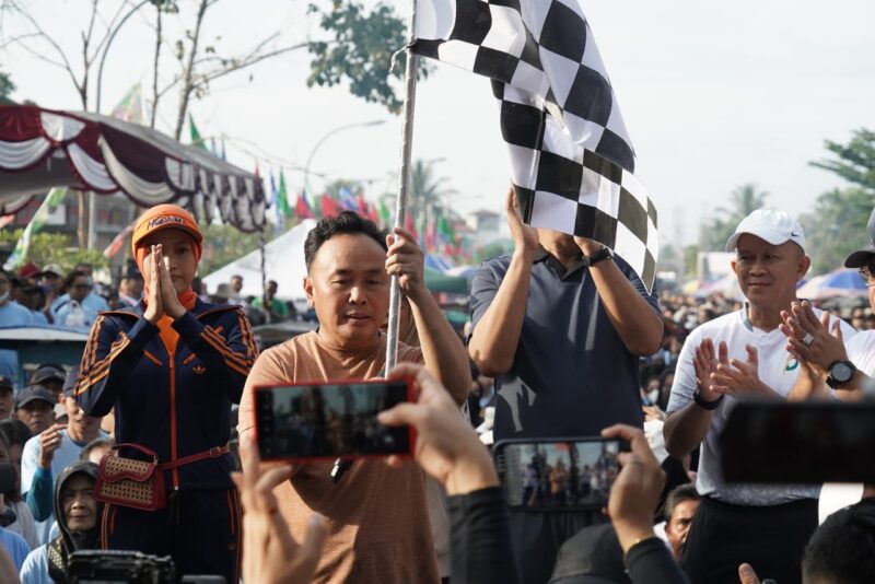 MELEPAS : Gubernur Provinsi Kalteng H.Sugianto Sabran kibarkan bendera start melepas peserta Fun Walk Berkah. (IST)