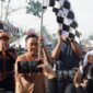 MELEPAS : Gubernur Provinsi Kalteng H.Sugianto Sabran kibarkan bendera start melepas peserta Fun Walk Berkah. (IST)