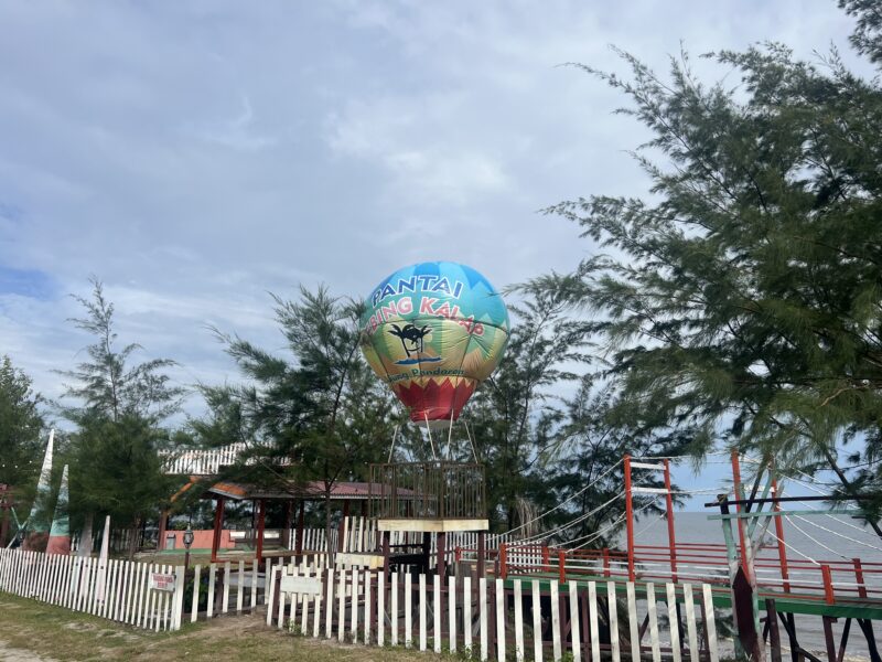 FOTO: Suasana pemandangan yang ada di Pantai Tebing Kalap yang ada di Pantai Ujung Pandaran, Kabupaten Kotim. (IST)