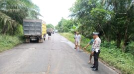 Petugas polisi lalulintas saat mengamankan kecelakaan Truck dan Pickup di Jalan HM Arsyad, Kilometer 21, Desa Bapanggang Raya, Kecamatan Mentawa Baru Ketapang, Kabupaten Kotawaringin Timur (Kotim)