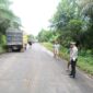 Petugas polisi lalulintas saat mengamankan kecelakaan Truck dan Pickup di Jalan HM Arsyad, Kilometer 21, Desa Bapanggang Raya, Kecamatan Mentawa Baru Ketapang, Kabupaten Kotawaringin Timur (Kotim)
