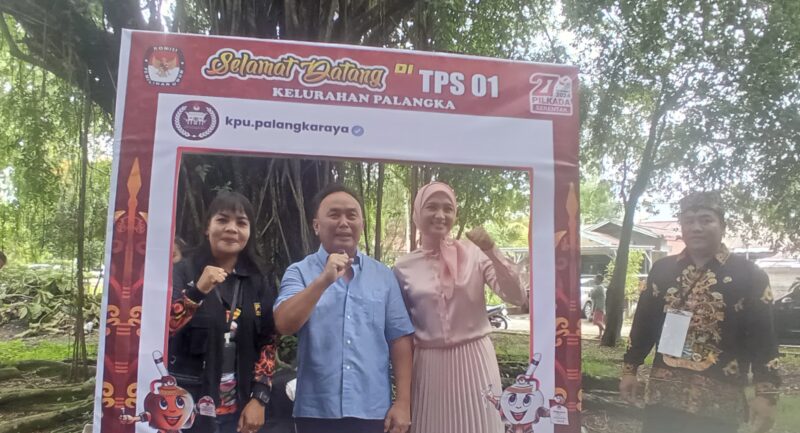 FOTO: Gubernur Kalimantan Tengah Sugianto Sabran bersama istri, Ivo Sugianto Sabran datang ke TPS 01 untuk mencoblos pada Pilkada 2024. (IST)