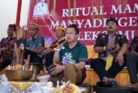 RITUAL : Basir saat melaksanakan ritual Mamapas Manyadingen Ramu yang digelar oleh Disbudpar di Gedung UPT. Museum Balanga Provinsi Kalteng. (IST)