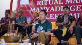 RITUAL : Basir saat melaksanakan ritual Mamapas Manyadingen Ramu yang digelar oleh Disbudpar di Gedung UPT. Museum Balanga Provinsi Kalteng. (IST)