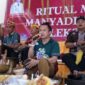RITUAL : Basir saat melaksanakan ritual Mamapas Manyadingen Ramu yang digelar oleh Disbudpar di Gedung UPT. Museum Balanga Provinsi Kalteng. (IST)
