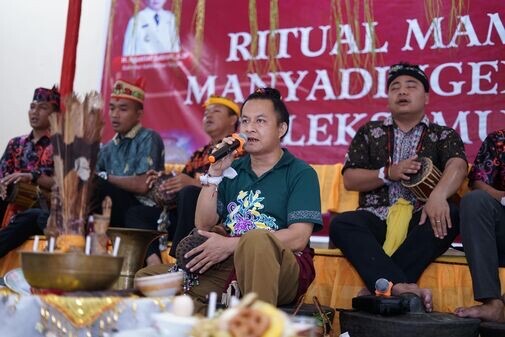 RITUAL : Basir saat melaksanakan ritual Mamapas Manyadingen Ramu yang digelar oleh Disbudpar di Gedung UPT. Museum Balanga Provinsi Kalteng. (IST)