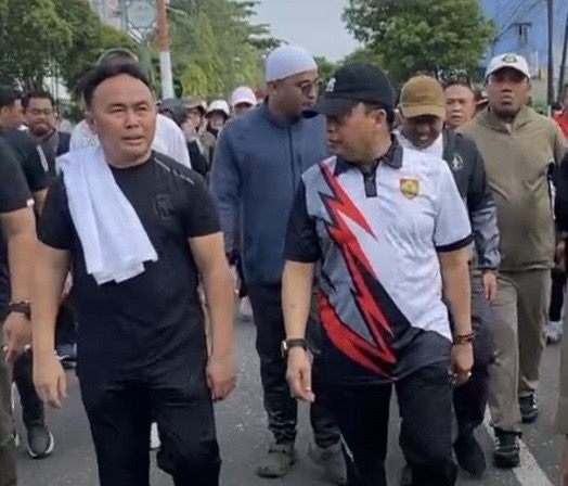 FOTO: Gubernur Kalimantan Tengah H. Sugianto Sabran saat melaksanakan jalan sehat. (IST)