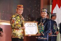FOTO: Sahli Ekkeubang Yuas Elko mewakili Gubernur dalam malam Anugerah Penyiaran KPID Kalteng. (IST)