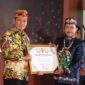 FOTO: Sahli Ekkeubang Yuas Elko mewakili Gubernur dalam malam Anugerah Penyiaran KPID Kalteng. (IST)