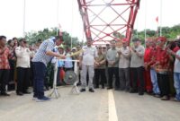RESMIKAN : Kepala Bapenda Provinsi Kalteng Anang Dirjo saat meresmikan Jembatan Tumbang Manjul Kecamatan Seruyan Hulu, Kabupaten Seruyan. (IST)