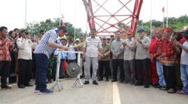 RESMIKAN : Kepala Bapenda Provinsi Kalteng Anang Dirjo saat meresmikan Jembatan Tumbang Manjul Kecamatan Seruyan Hulu, Kabupaten Seruyan. (IST)