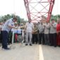 RESMIKAN : Kepala Bapenda Provinsi Kalteng Anang Dirjo saat meresmikan Jembatan Tumbang Manjul Kecamatan Seruyan Hulu, Kabupaten Seruyan. (IST)