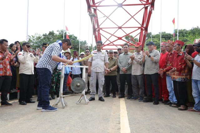 RESMIKAN : Kepala Bapenda Provinsi Kalteng Anang Dirjo saat meresmikan Jembatan Tumbang Manjul Kecamatan Seruyan Hulu, Kabupaten Seruyan. (IST)