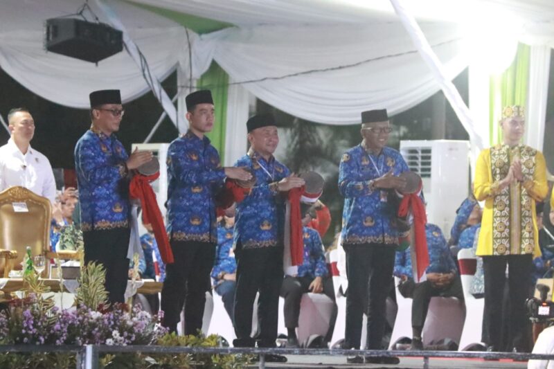 PEMBUKAAN : Gubernur Provinsi Kalteng H Sugianto Sabran dampingi Wapres melakukan pemukulan katambung tanda dibukanya MTQ VII KORPRI Tingkat Nasional Tahun 2024. (IST)