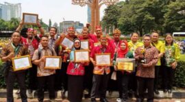 Perwakilan Disdik Kotim terima penghargaan adiwiyata nasional.(IST)