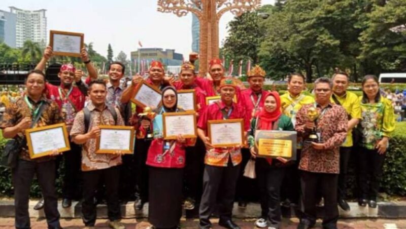 Perwakilan Disdik Kotim terima penghargaan adiwiyata nasional.(IST)