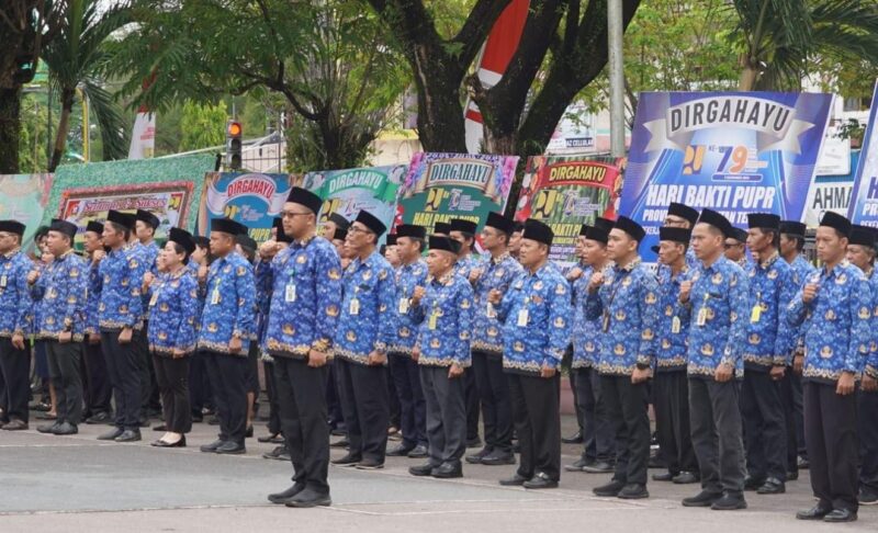 Upacara bendera peringatan HUT  ke-79 PU.  Tampak pegawai PU Kalteng peserta upacara (IST)