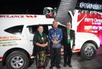 FOTO: Mewakili Gubernur, Asisten Pemkesra Maskur serahkan satu unit ambulance pada Perayaan Natal KWOD Kalteng.(IST)