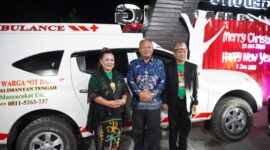 FOTO: Mewakili Gubernur, Asisten Pemkesra Maskur serahkan satu unit ambulance pada Perayaan Natal KWOD Kalteng.(IST)