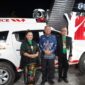 FOTO: Mewakili Gubernur, Asisten Pemkesra Maskur serahkan satu unit ambulance pada Perayaan Natal KWOD Kalteng.(IST)