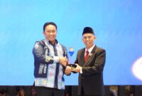 MENERIMA : Wakil Gubernur Provinsi Kalteng H. Edy Pratowo saat menerima penghargaan Anugerah Keterbukaan Informasi Publik Tahun 2024 yang dilaksanakan di Movenpick Hotel Jakarta City Centre.(IST)