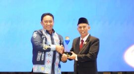 MENERIMA : Wakil Gubernur Provinsi Kalteng H. Edy Pratowo saat menerima penghargaan Anugerah Keterbukaan Informasi Publik Tahun 2024 yang dilaksanakan di Movenpick Hotel Jakarta City Centre.(IST)
