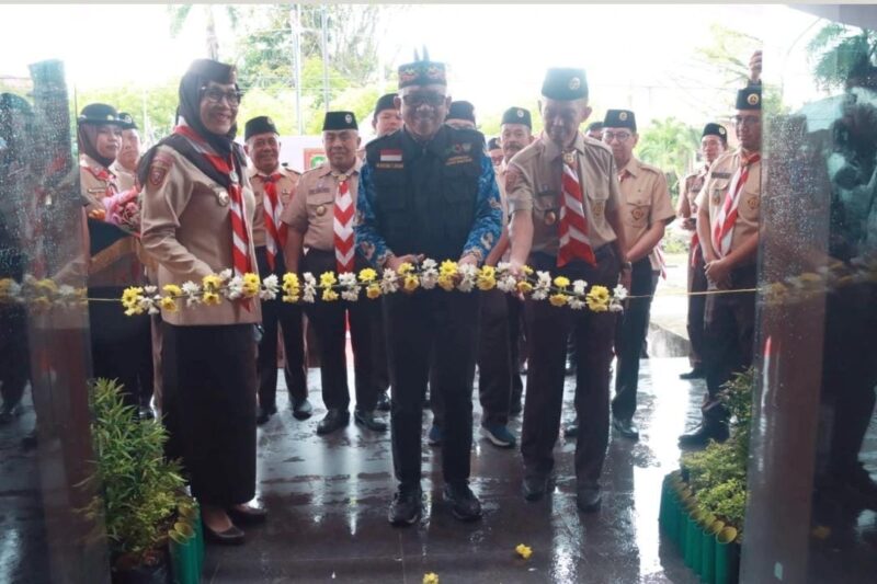 FOTO: Plt. Sekretaris Daerah Prov. Kalteng Katma F. Dirun Saat memotong Tali Pita.(IST)