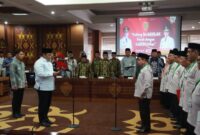 MELANTIK : Wakil Gubernur Provinsi Kalteng Edy Pratowo saat melantik Dewan Hakim dan Panitera MTQH XXXII Tingkat Provinsi Kalteng Tahun 2024, di Aula Eka Hapakat Kantor Gubernur Kalteng. (IST)