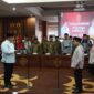 MELANTIK : Wakil Gubernur Provinsi Kalteng Edy Pratowo saat melantik Dewan Hakim dan Panitera MTQH XXXII Tingkat Provinsi Kalteng Tahun 2024, di Aula Eka Hapakat Kantor Gubernur Kalteng. (IST)