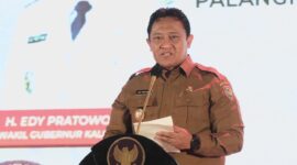 SAMBUTAN : Wakil Gubernur Provinsi Kalteng H. Edy Pratowo saat menyampaikan sambutan pada acara Seminar Nasional Blue Print (Cetak Biru) Kalteng 2045, bertempat di salah satu Hotel Palangka Raya. (IST)