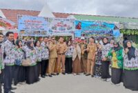Kadisdik Kotim, M. Irfansyah mengunjungi stand sekolah peserta dalam Gebyar Merdeka SD se Kecamatan Baamang.(IST)