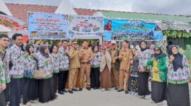 Kadisdik Kotim, M. Irfansyah mengunjungi stand sekolah peserta dalam Gebyar Merdeka SD se Kecamatan Baamang.(IST)