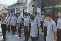 Murid Arafah dengarkan materi yang diberikan polisi lantas.(IST)