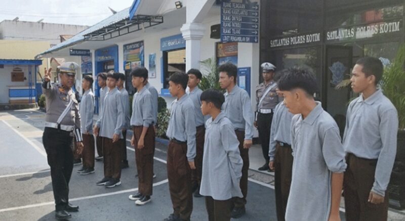 Murid Arafah dengarkan materi yang diberikan polisi lantas.(IST)