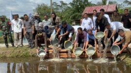 KUNJUNGI : Wakil Ketua Komisi IV DPR-RI Ahmad Yonan saat melakukan Kunjungan Kerja sekaligus Reses ke Desa Basarang Kabupaten Kapuas. (IST)