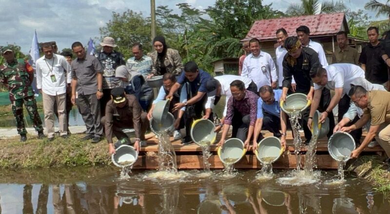 KUNJUNGI : Wakil Ketua Komisi IV DPR-RI Ahmad Yonan saat melakukan Kunjungan Kerja sekaligus Reses ke Desa Basarang Kabupaten Kapuas. (IST)