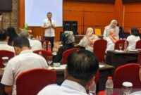 Kaabid GTK Disdik Kotim Edie Sucipto berikan paparan dalam kegiatan sinkronisasi data pendidik dan kependidikan.(IST)