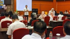 Kaabid GTK Disdik Kotim Edie Sucipto berikan paparan dalam kegiatan sinkronisasi data pendidik dan kependidikan.(IST)