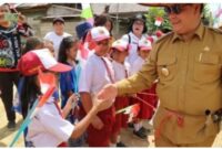 Halikinnor disambut siswa SD di Desa Sungai Hanya.(IST)