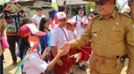Halikinnor disambut siswa SD di Desa Sungai Hanya.(IST)