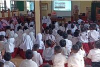 Kepala SDN 4 Sawahan, Sampit Dwi Endah Fitriastuti bersama anak didiknya menyaksikan live streaming peringatan HAN 2024.(IST)