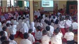 Kepala SDN 4 Sawahan, Sampit Dwi Endah Fitriastuti bersama anak didiknya menyaksikan live streaming peringatan HAN 2024.(IST)